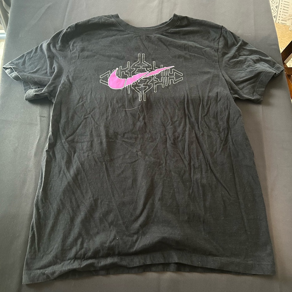 Men’s Black Nike Graphic Logo Tee